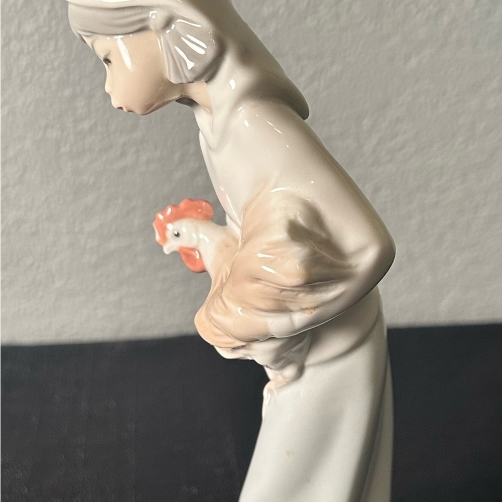 LLADRO Shepherdess Girl With Rooster Figurine 4677 Glossy Finish - Picture 4 of 7
